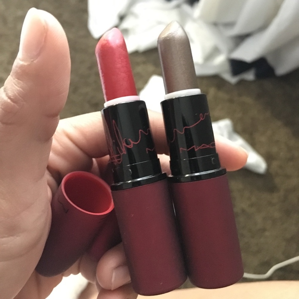 2 Mac viva glam Rihanna edition:)
