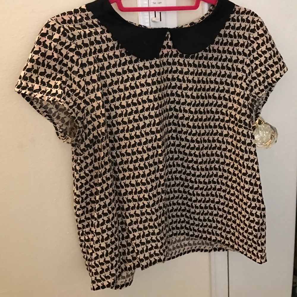 Bunny tshirt with black collar