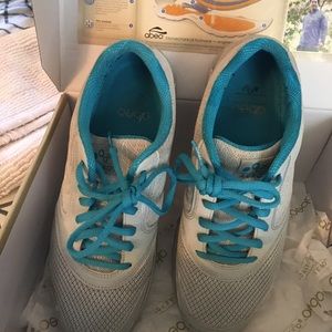 Abel woman's walking sneakers size 9 med