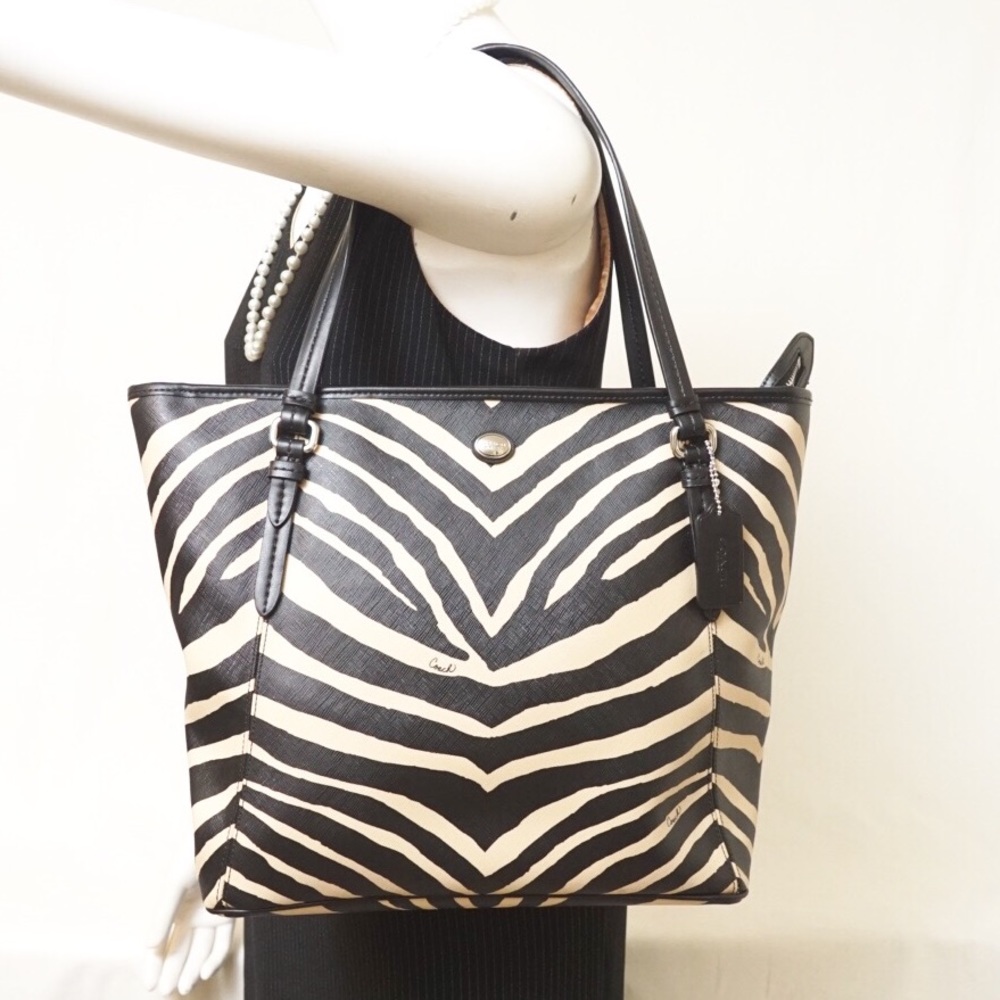 🎯DEAL OF THE DAY‼️ EUC COACH PEYTON SHOULDER BAG - Picture 2 of 7