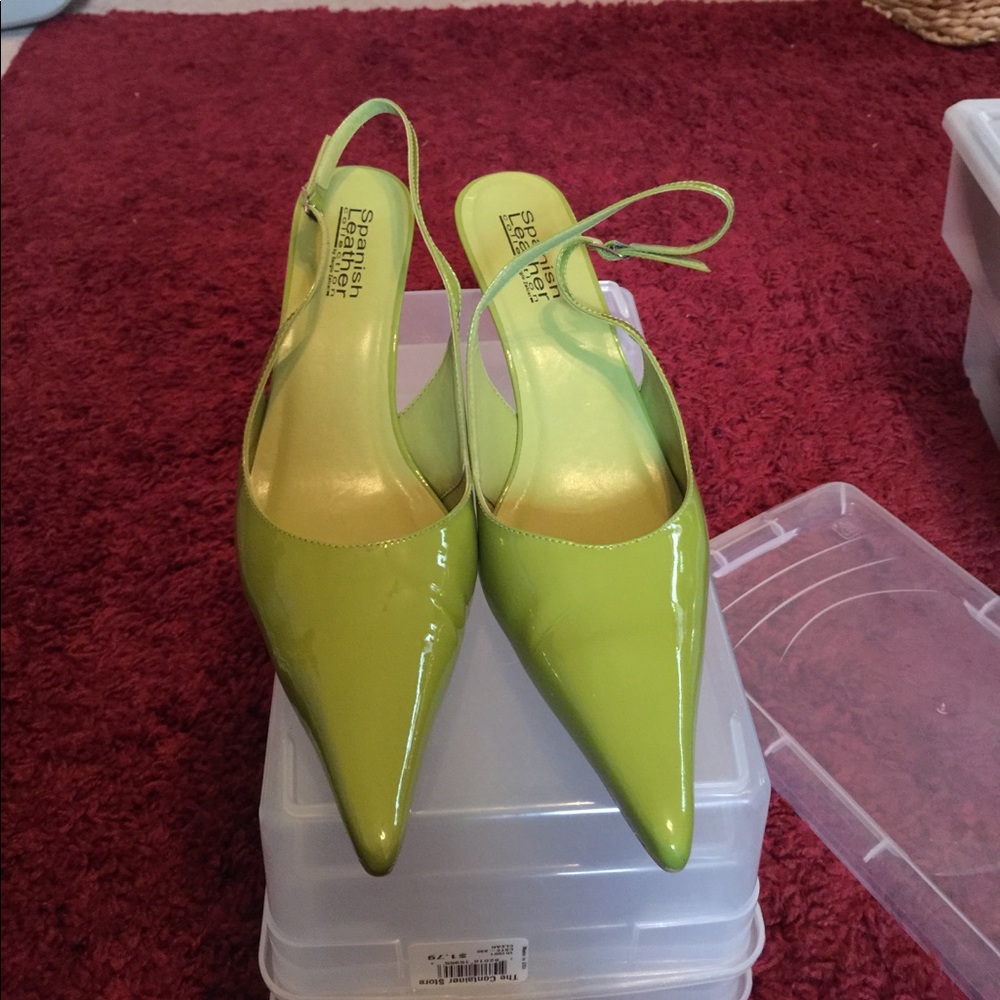 Patent leather pump