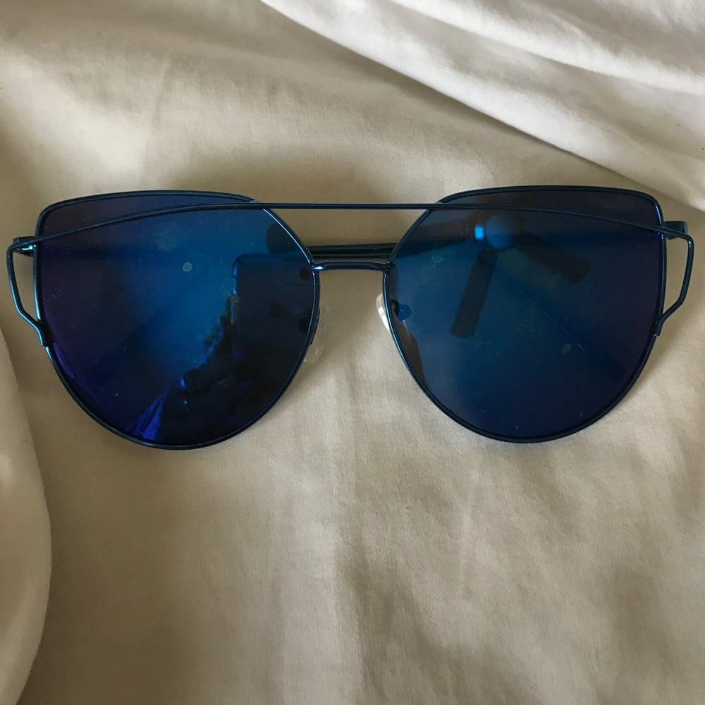 Blue mirror sunglasses