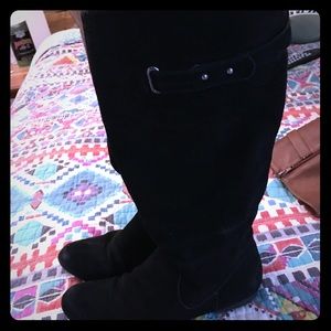 Mid-Calf Black Boots!