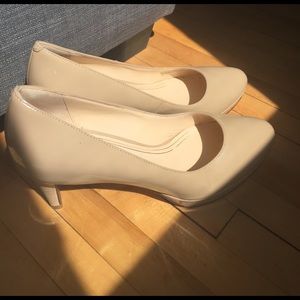 Cole Haan Chelsea Low Pump in Sandstone Patent