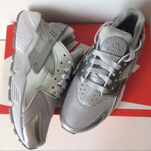 Nike huarache metallic silver limited size 5.5