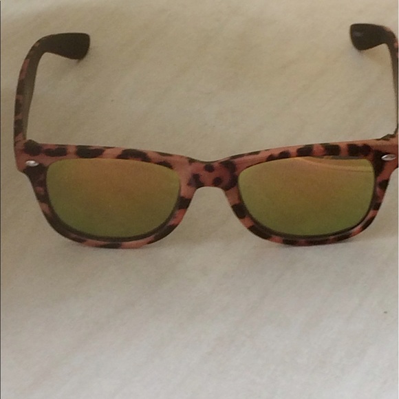 ☀️Gold Mirrored Spotted Leopard Sunnies☀️ - Picture 2 of 3
