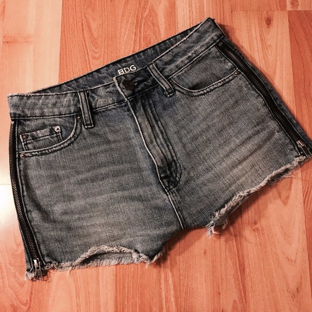 High waisted shorts w zippers on sides