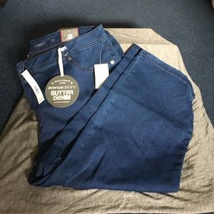 Avenue Butter Denim Capris