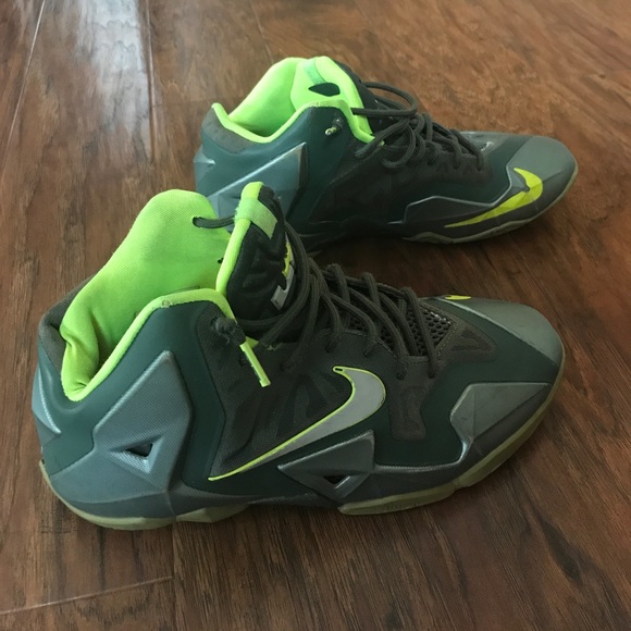 lebron james shoes youth size 7