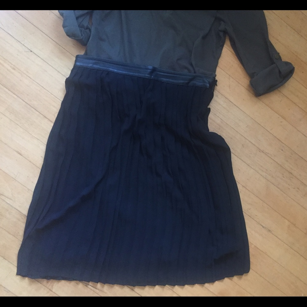 Black pleated mid-length skirt sz 6