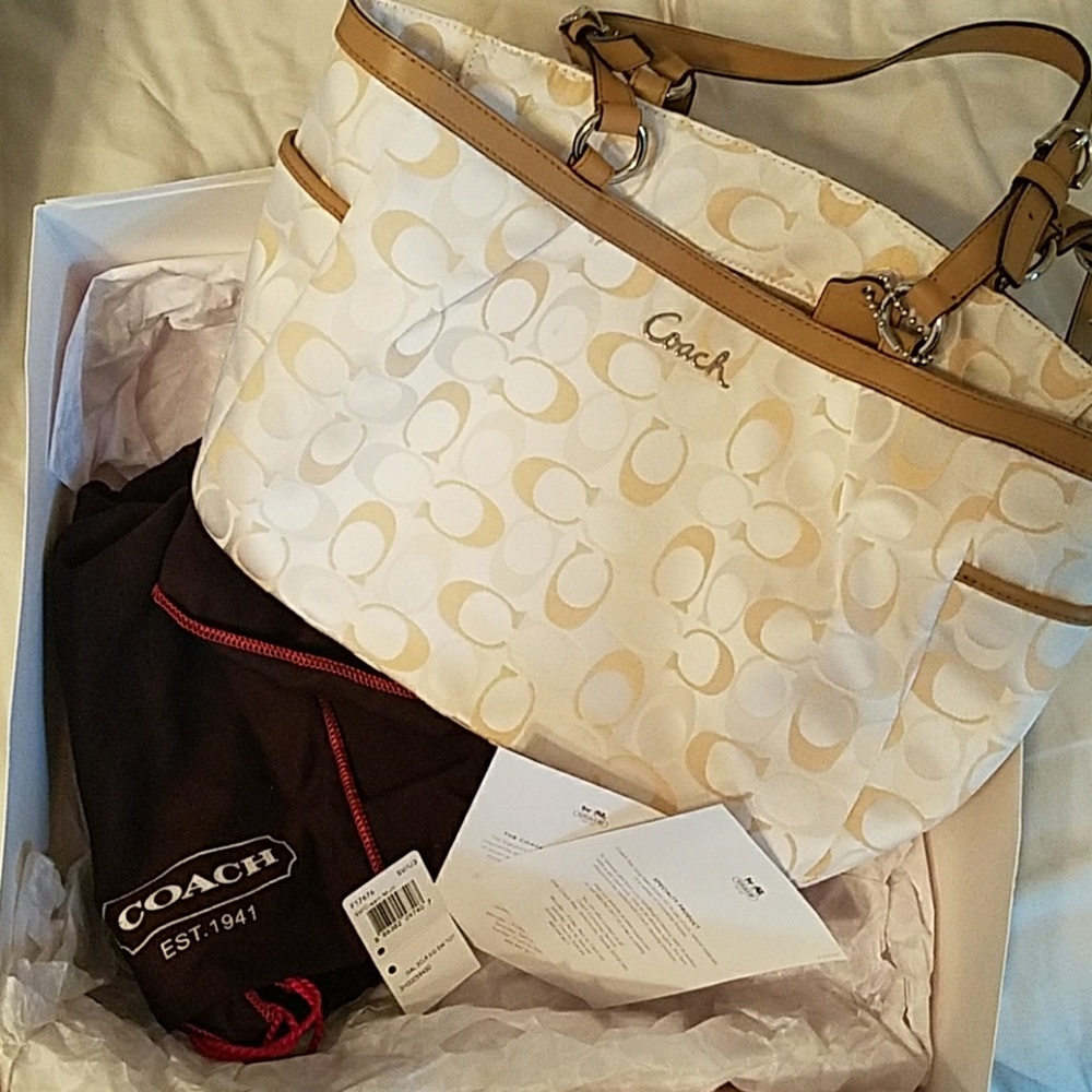 *SOLD* Coach Gallery East West Signature