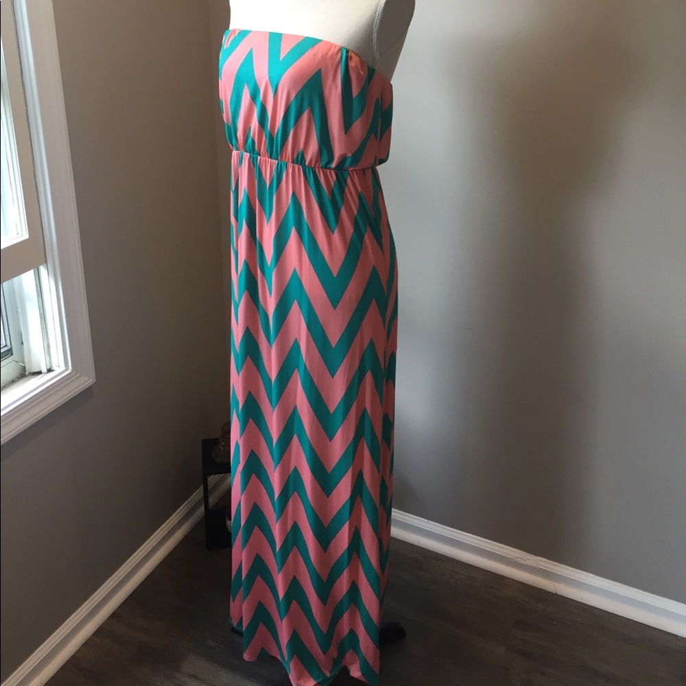 Maxi dress. Chevron print. Size L