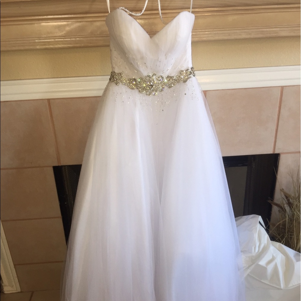 White ball gown dress with white gloves. - Picture 2 of 8