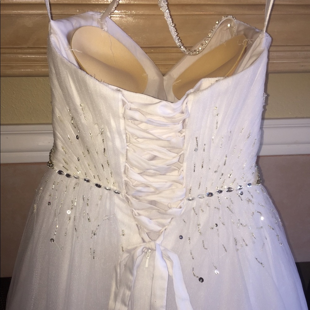 White ball gown dress with white gloves. - Picture 3 of 8