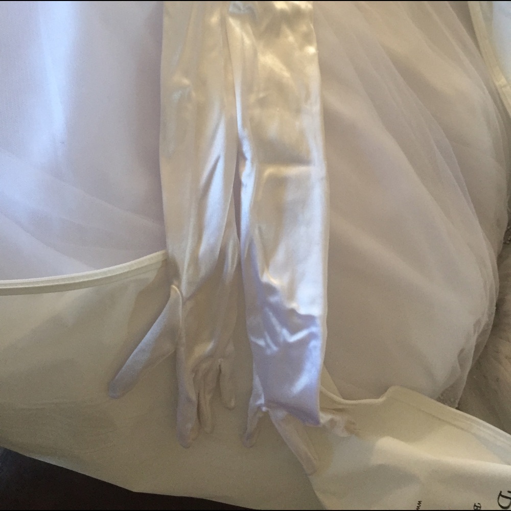 White ball gown dress with white gloves. - Picture 4 of 8