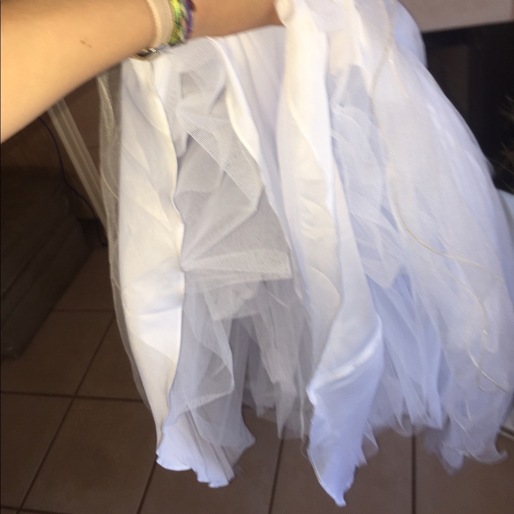 White ball gown dress with white gloves. - Picture 5 of 8