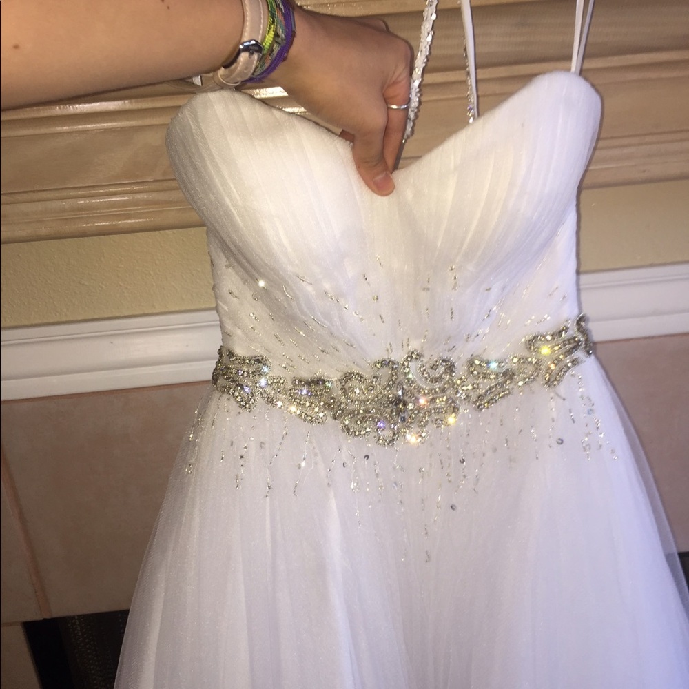 White ball gown dress with white gloves. - Picture 6 of 8