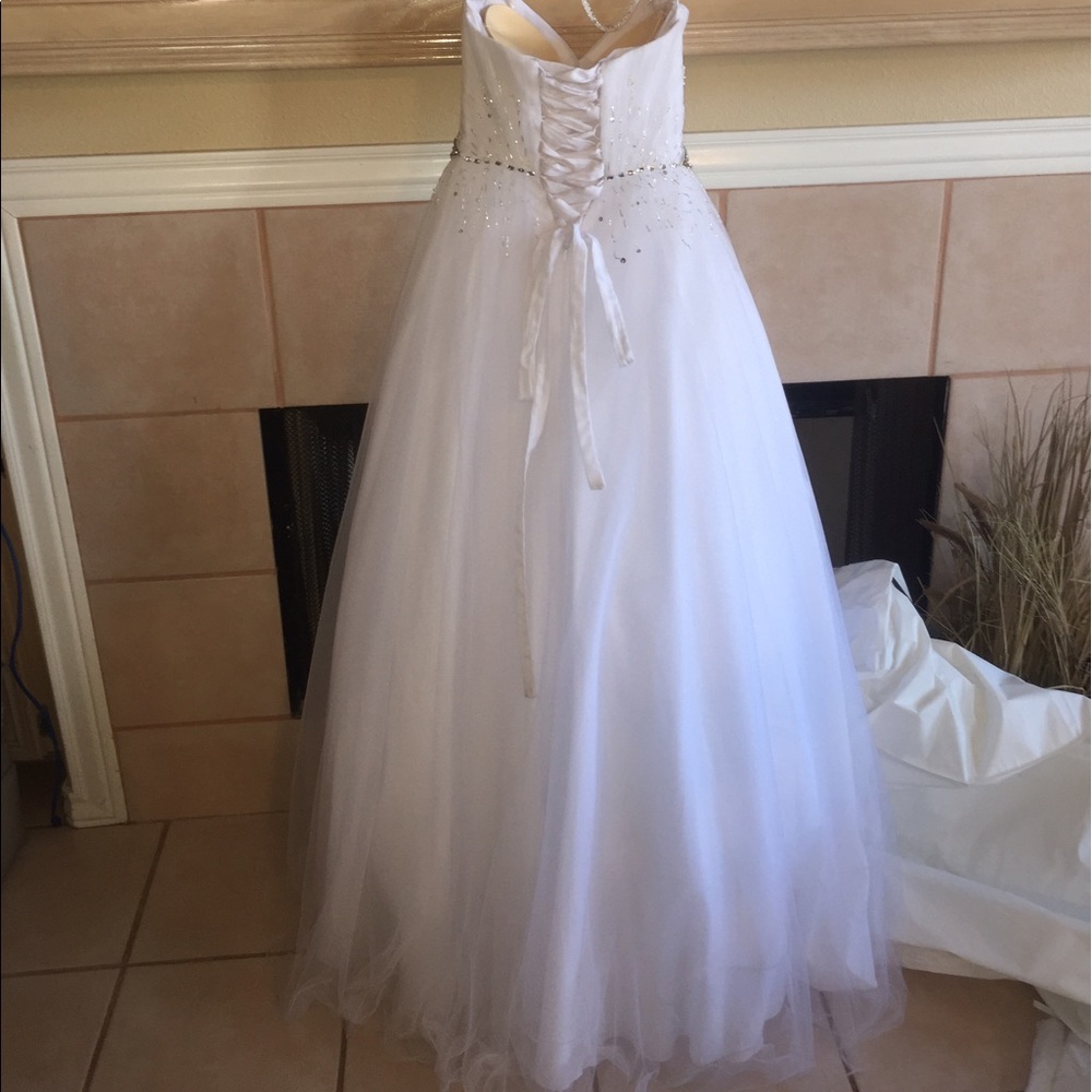 White ball gown dress with white gloves. - Picture 8 of 8