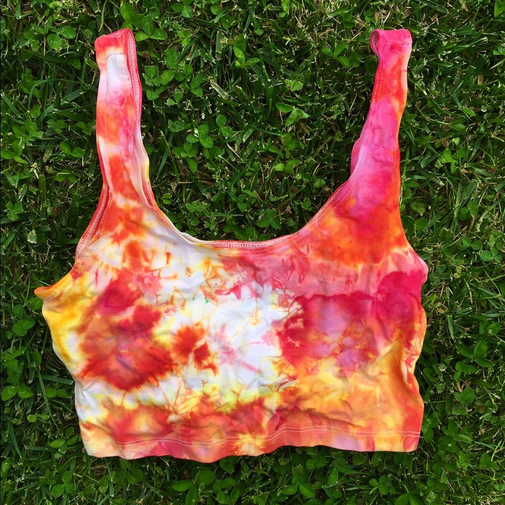 SOLD // Hand dyed tie dye crop top!💗💛