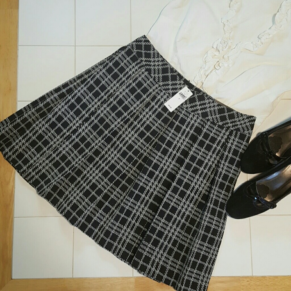 Banana Republic pleated skirt