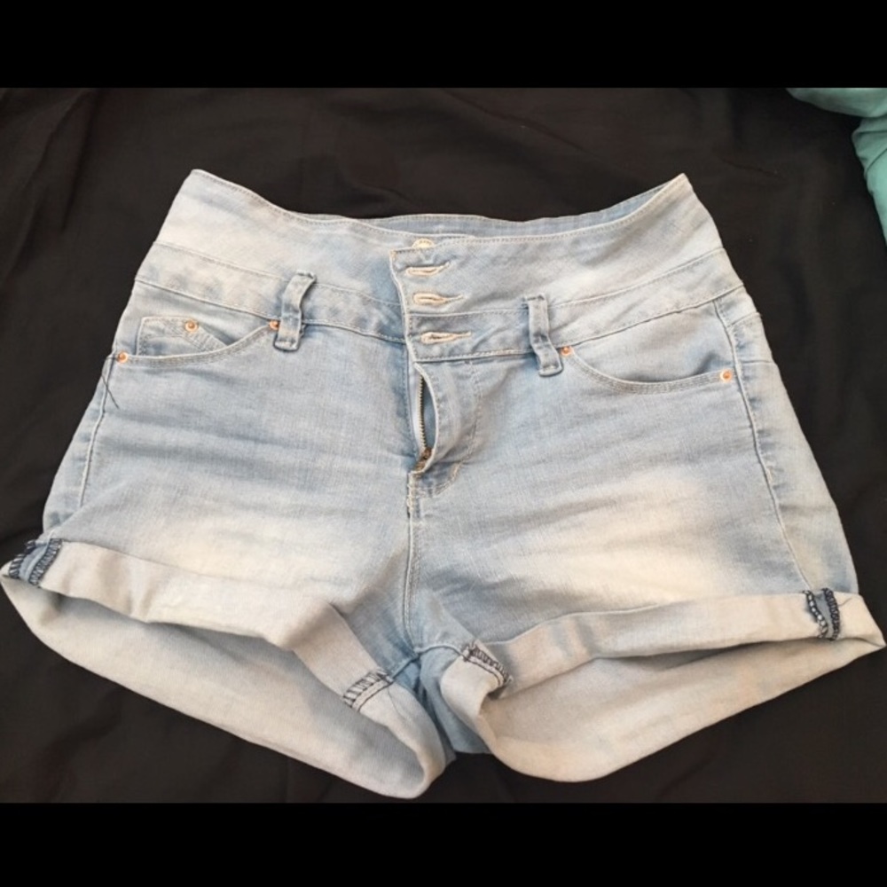 LIGHT WASH HIGH WAISTED SHORTS