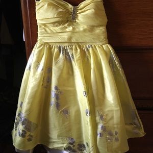 Yellow and silver flowered formal dress 🌼
