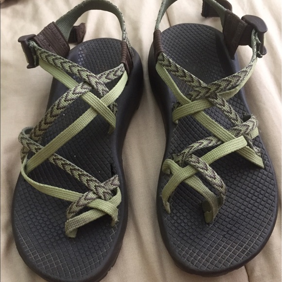 Chacos Size 7 *Customized* TRADING Green and aztec - Picture 2 of 5