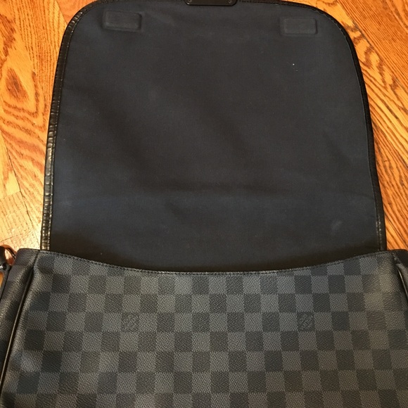 Louis Vuitton Mens Messenger Bag - Picture 5 of 8