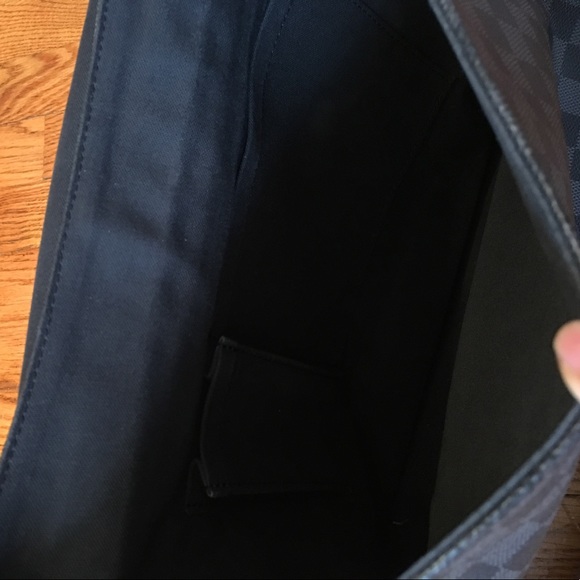 Louis Vuitton Mens Messenger Bag - Picture 6 of 8