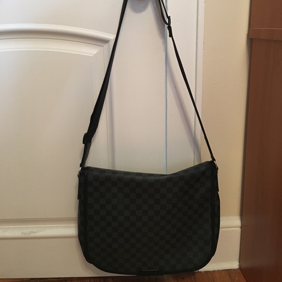 Louis Vuitton Mens Messenger Bag - Picture 7 of 8