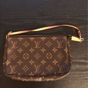 Louis Vuitton Pochette classic monogram canvas