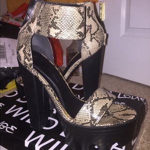 Snake skin platform log heels