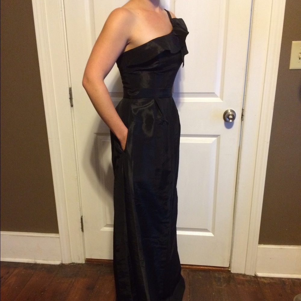 Black floor length one shoulder w/pockets! 🎩👠👛