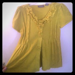 Shortsleeve elegant chartreuse sweater.