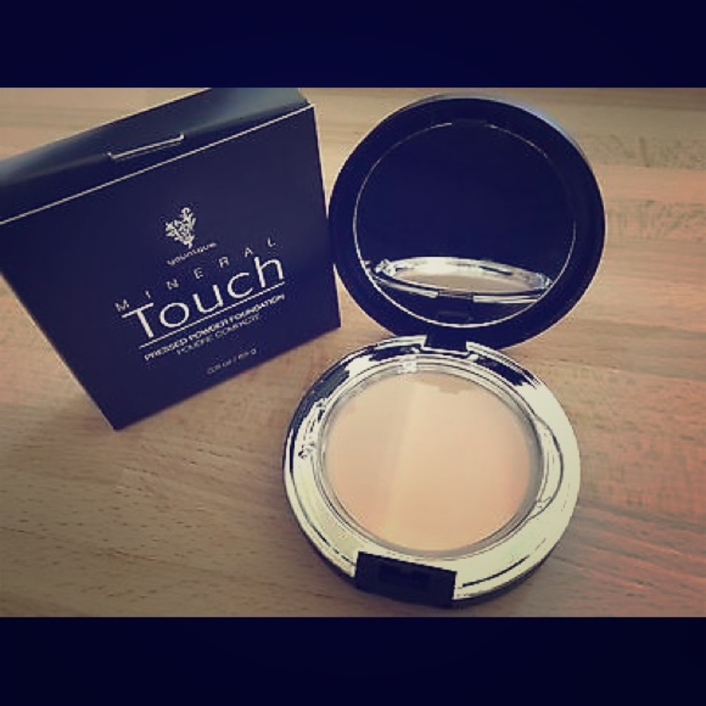Younique Pressed mineral cream foundation.