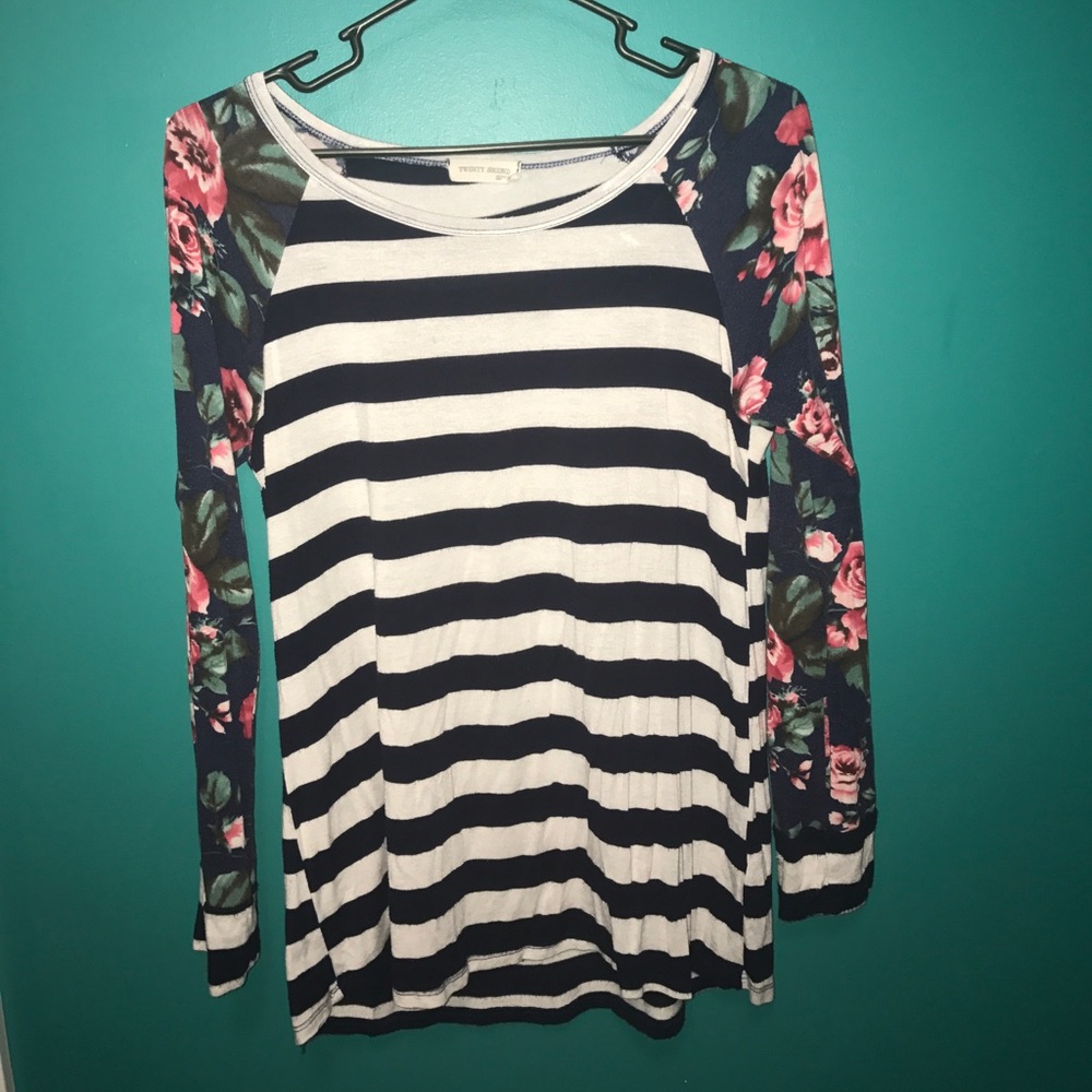 Navy and white floral and stripes💙😍