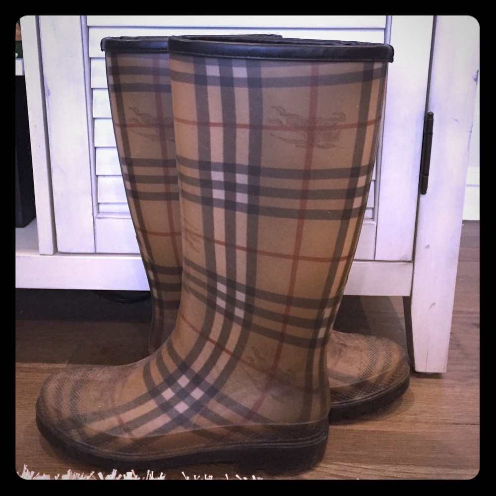 Check plaid Burberry rain boots!! Mint condition!