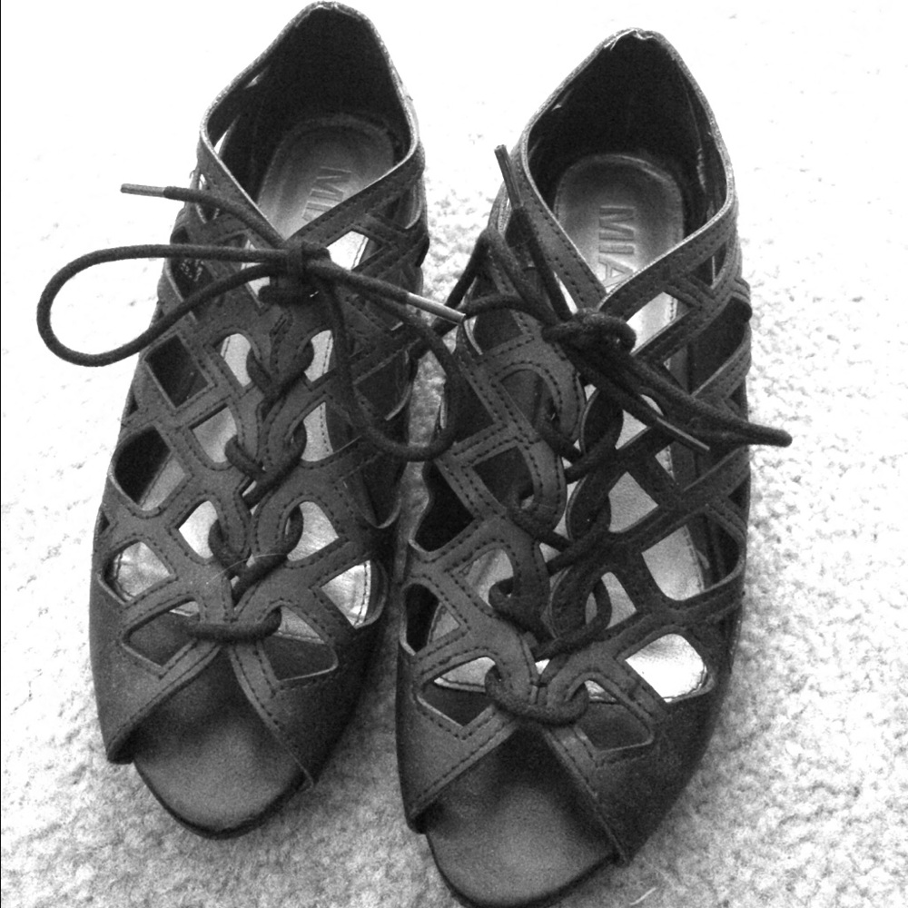 Geometric sandals!