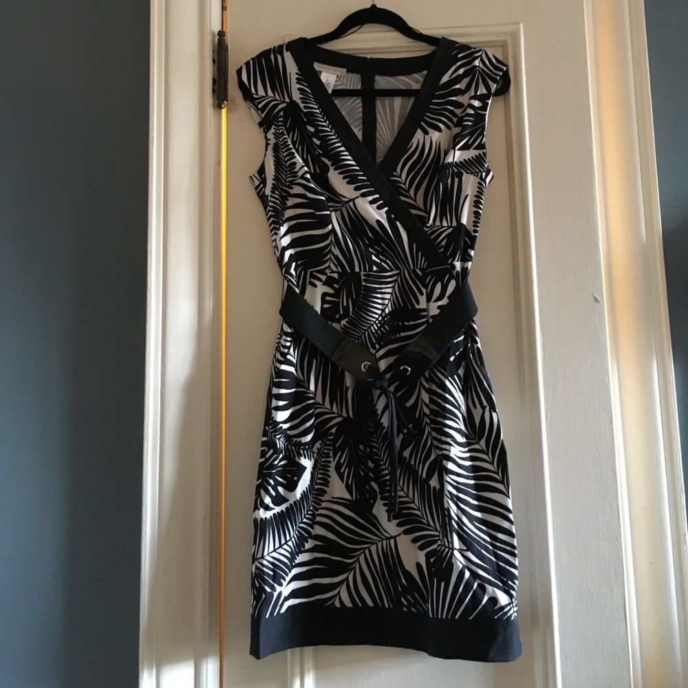 London Times BlackWhite Tropical Leaf Print Size 8