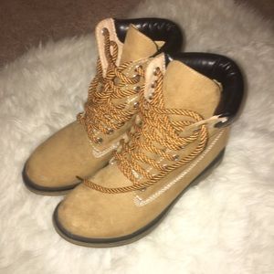 Must-have edgy work-style boots