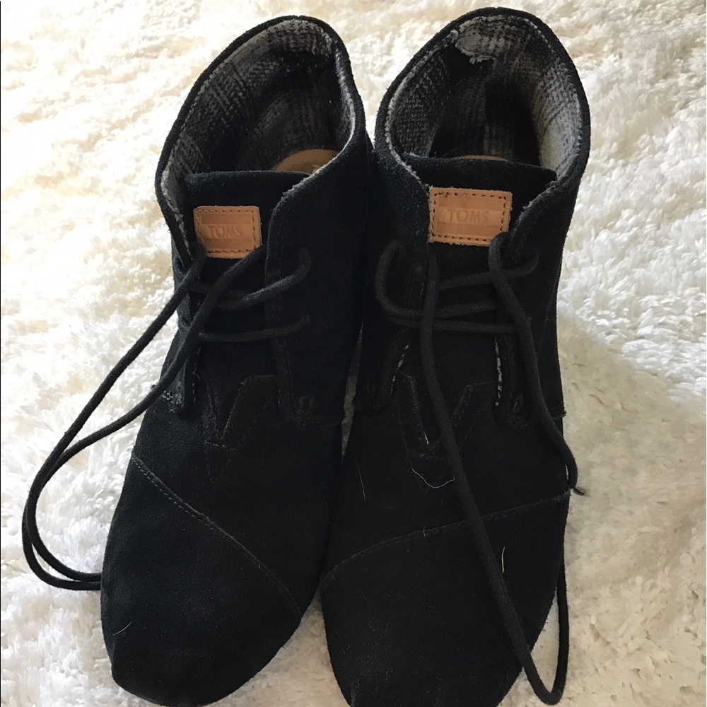 TOM black wedges used
