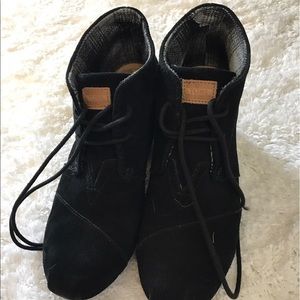 TOM black wedges used