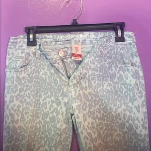 Silvery-grey leopard printed jeans