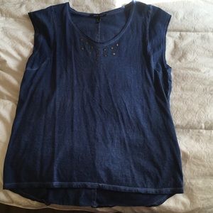 Distressed tee with studs