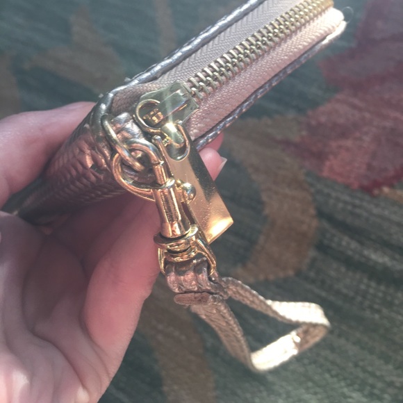 TRADED ⬇️Rose gold wristlet - Picture 2 of 3