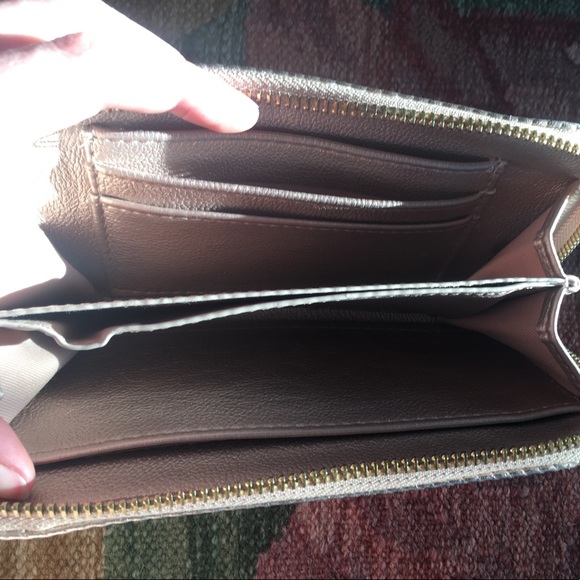 TRADED ⬇️Rose gold wristlet - Picture 3 of 3