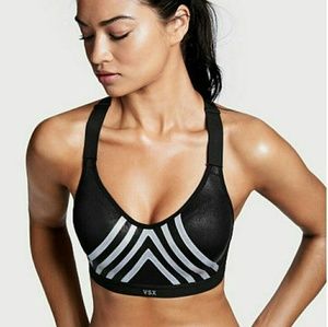 VS Fashion Show 2015 VSX Incredible Sports Bra