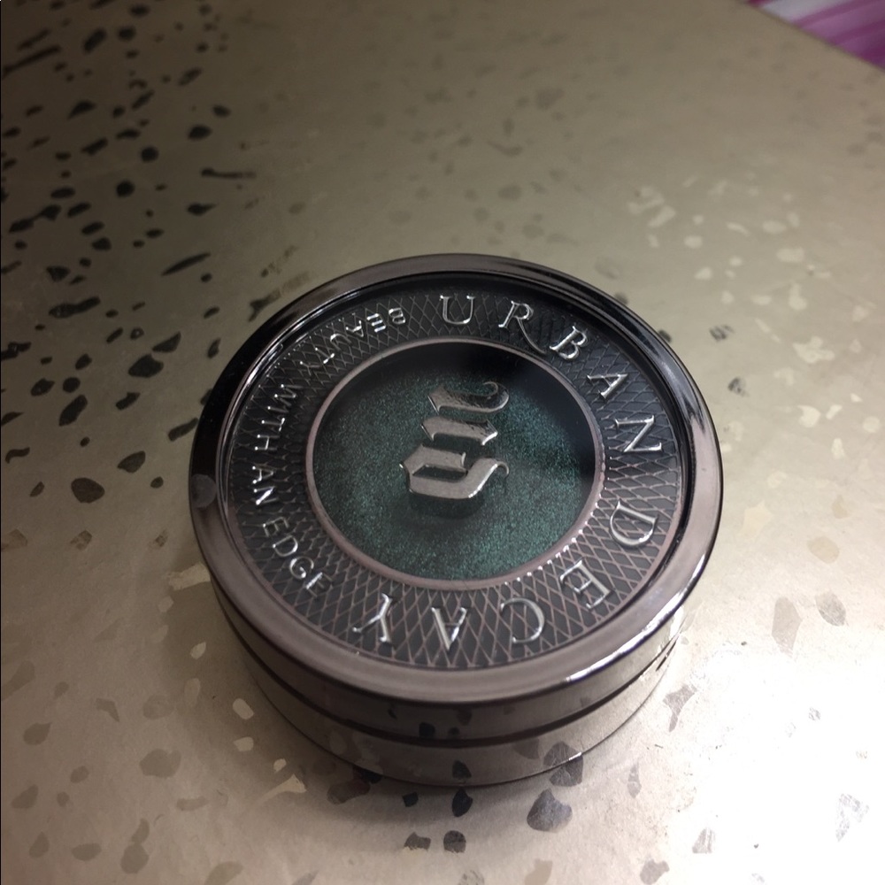 Urban Decay Eyeshadow in Lounge