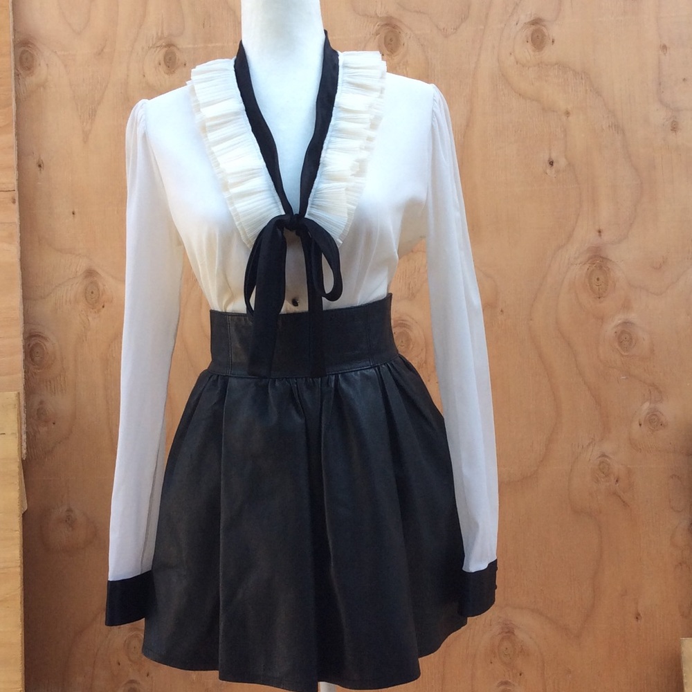 SALE!!🎉🎉 DOLCE & GABBANA RUFFLE NECK SILK BLOUSE - Picture 6 of 7