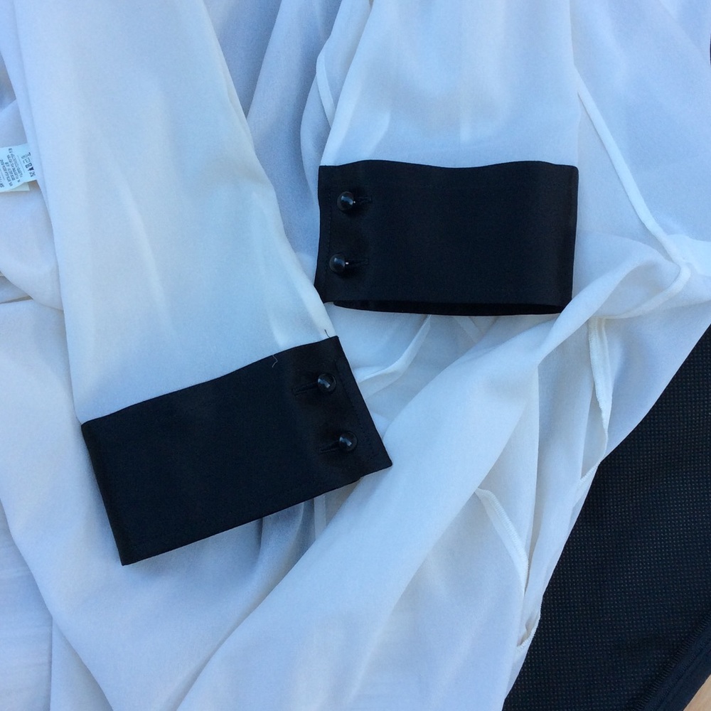 SALE!!🎉🎉 DOLCE & GABBANA RUFFLE NECK SILK BLOUSE - Picture 3 of 7